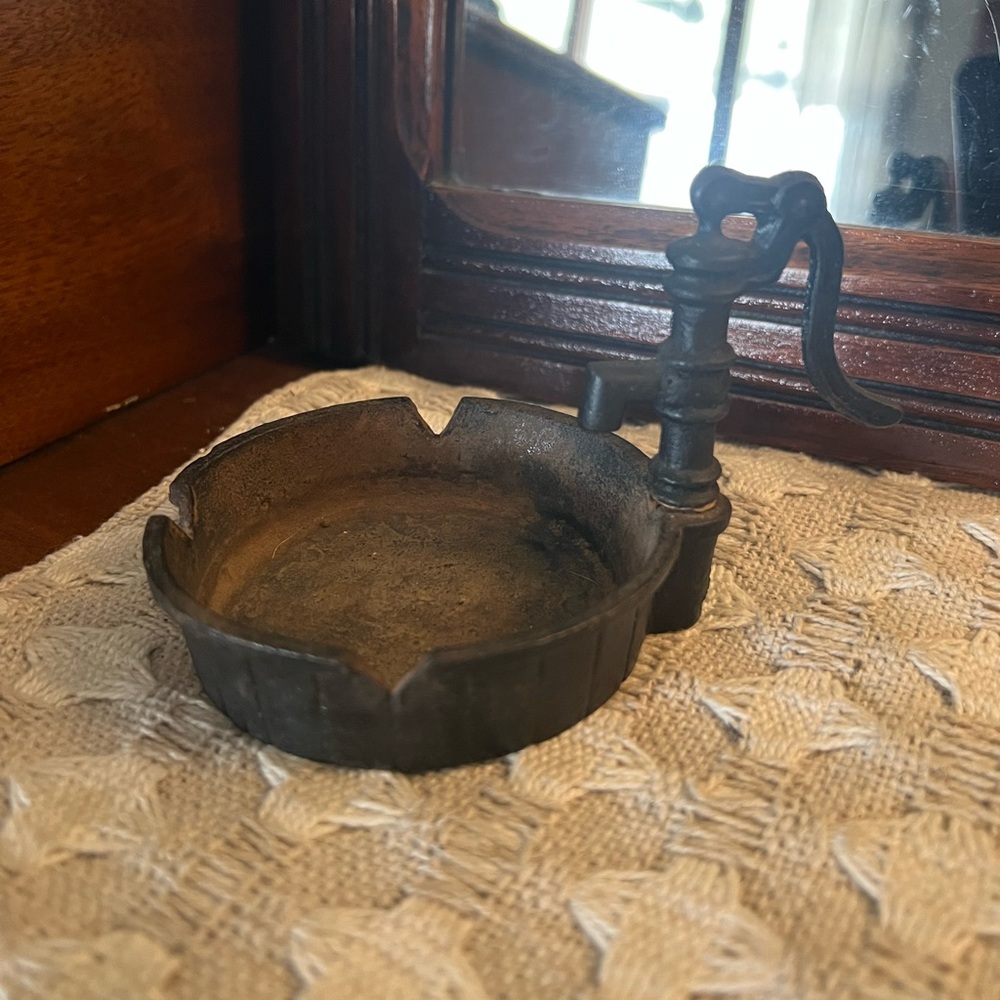 NO BRAND *Vintage* Antique Cast Iron Ashtray with‎ Rustic Water Pump Handle GUC